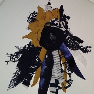 ❤️ON HOLD❤️Flower pin